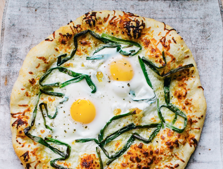 Recept Pizza met pecorino, bosui en ei Kookpraatjes