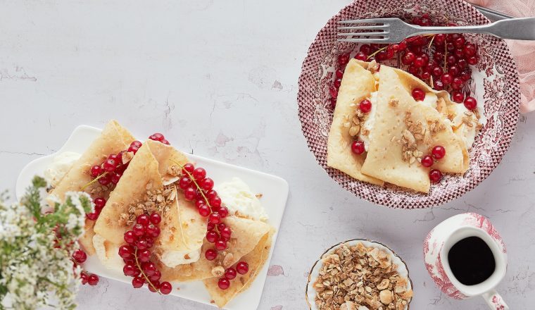 gezond ontbijt recept Havermout pannenkoekjes met clotted cream en rode bessen