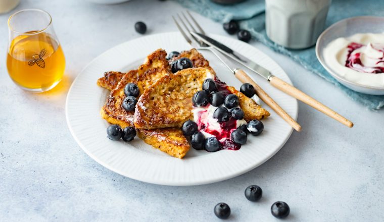 Gezonde wentelteefjes met Griekse yoghurt en blauwe bessen