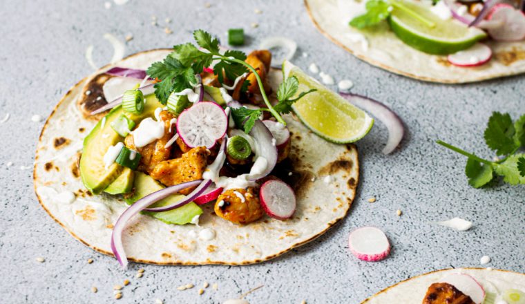 Heerlijke soft shell kip-taco’s met frisse topping