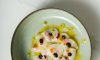 Recept: Carpaccio van coquilles met citrus, basilicumolie en zalmeitjes