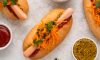 Hotdog met grove mosterd en een frisse wortelsalade