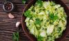 Frisse courgettesalade met kruiden en knoflook