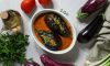 Recept: Gevulde aubergine met een pittige paprikasaus