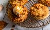 Recept: Warme appelkruimelkoeken met vanille-ijs en karamel